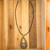 „Der Tropfen des Waldes“ – Amulette der Edlen